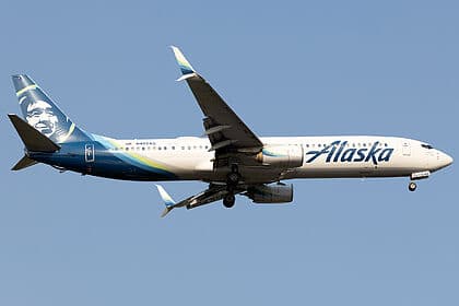 Boeing 737-900ER — N402AS