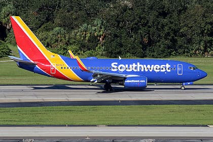 Boeing 737-700 — N201LV