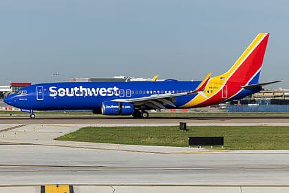 Boeing 737-800 — N8301J