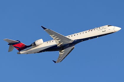 Bombardier CRJ700 — N703SK