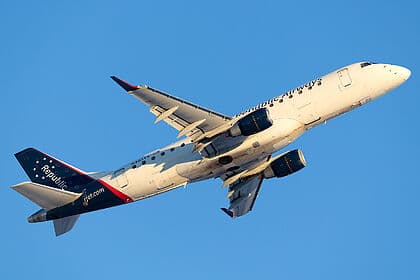 Embraer E175 — N403YX