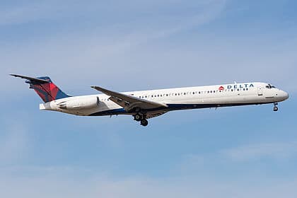 McDonnell Douglas MD-80 (MD-83) — N900DE