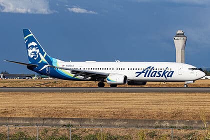 Boeing 737-900ER — N402AS